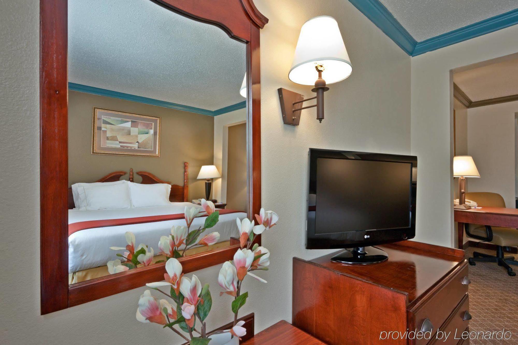 Holiday Inn Express & Suites Austin North Central By Ihg Exterior photo