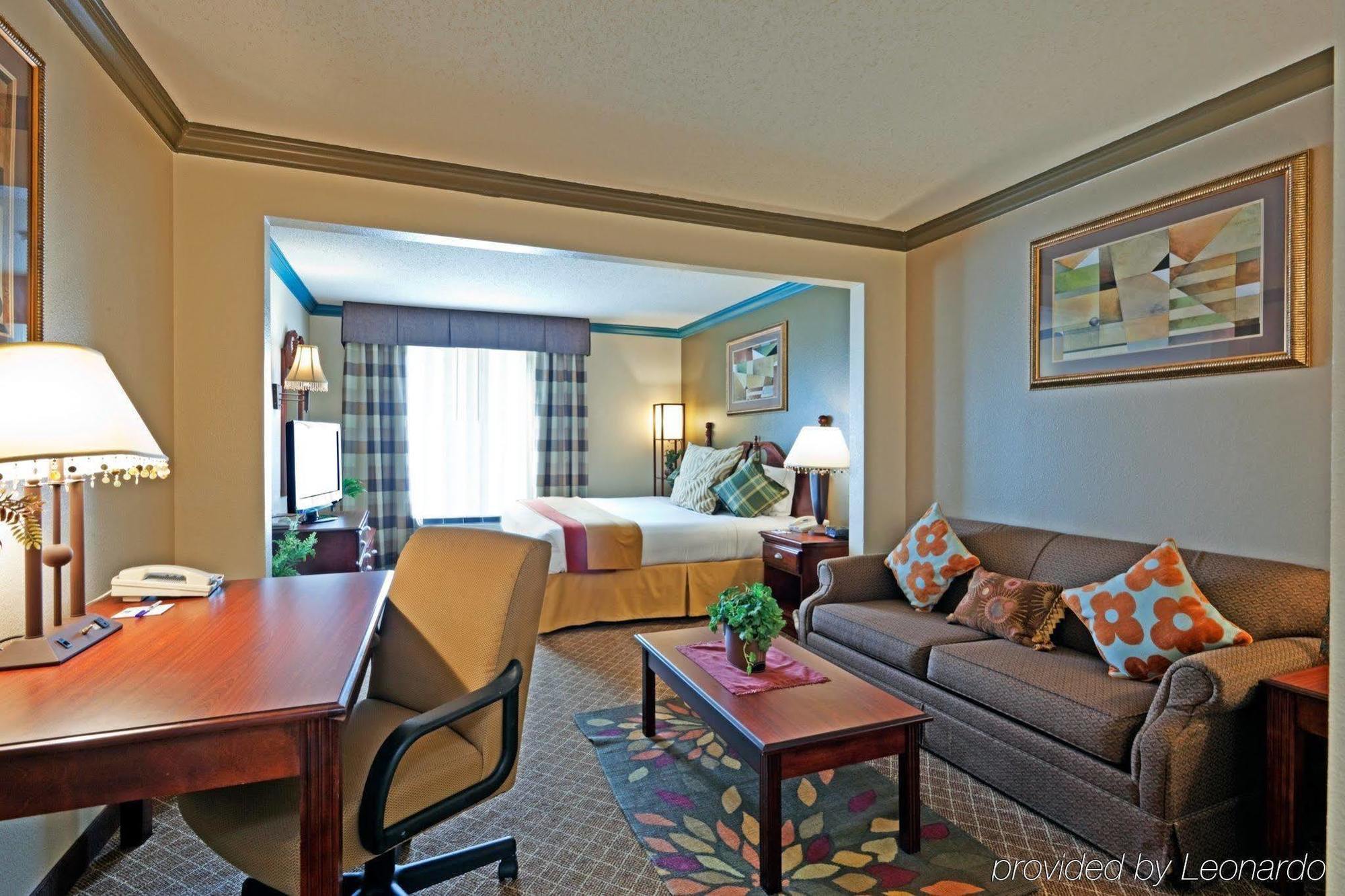 Holiday Inn Express & Suites Austin North Central By Ihg Exterior photo