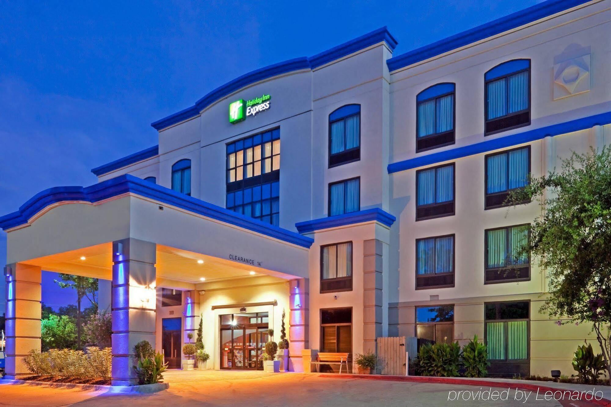 Holiday Inn Express & Suites Austin North Central By Ihg Exterior photo